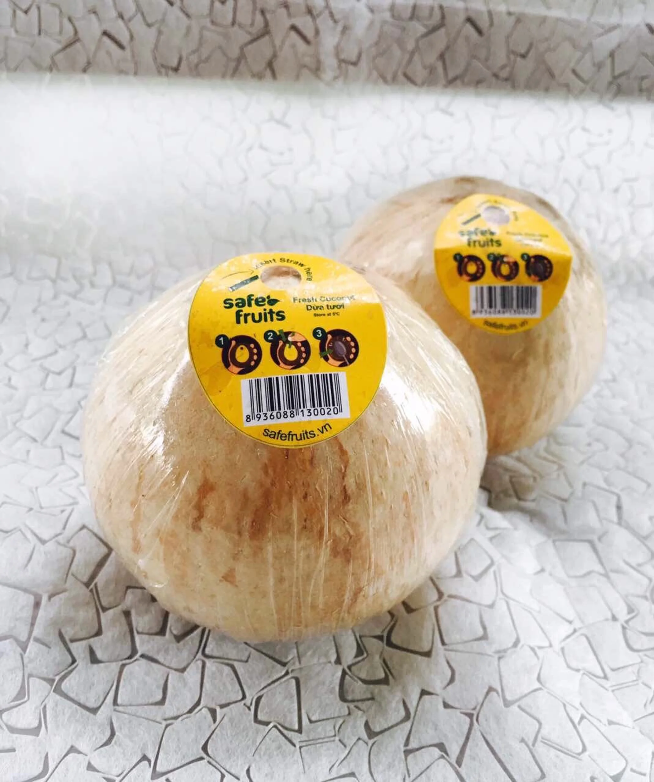 Sweet Coconut Premium Fresh Coconut with High Quality for Wholesale Top Cover / Diamond cut / Round Shape Vietnam Coconut