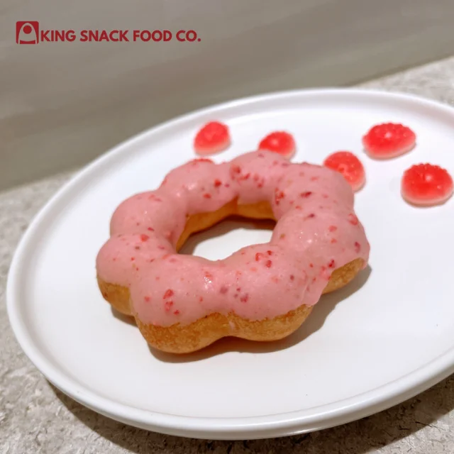 High quality crispy strawberry coating donut party supplies hot sell holiday donuts low calorie