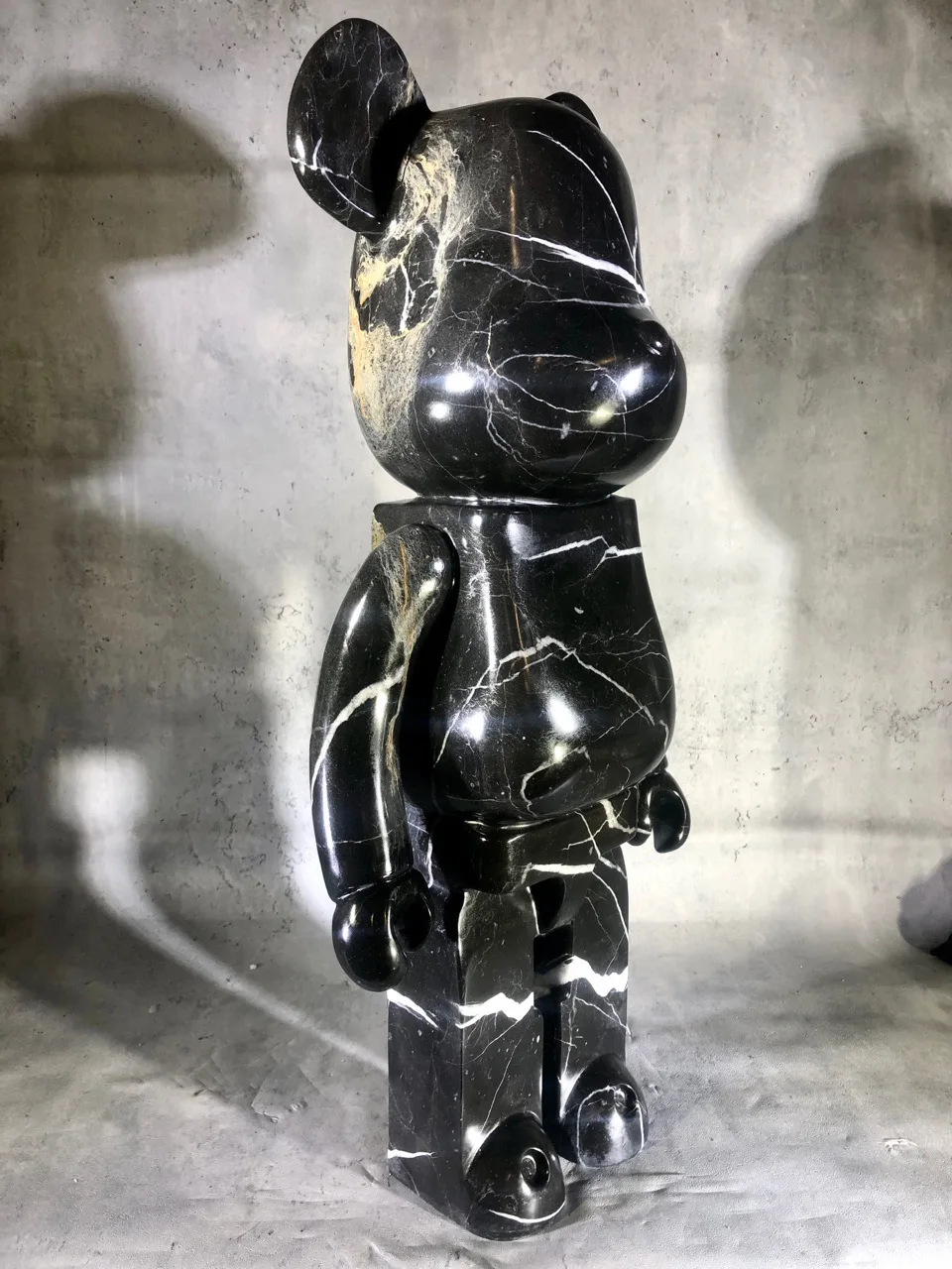 Современный домашний дисплей черный мрамор мультфильм медвежий кирпич калакакка камень резьба статуи для гостиной