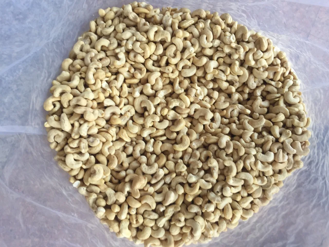 CASHEW NUTS WW320 1.jpg