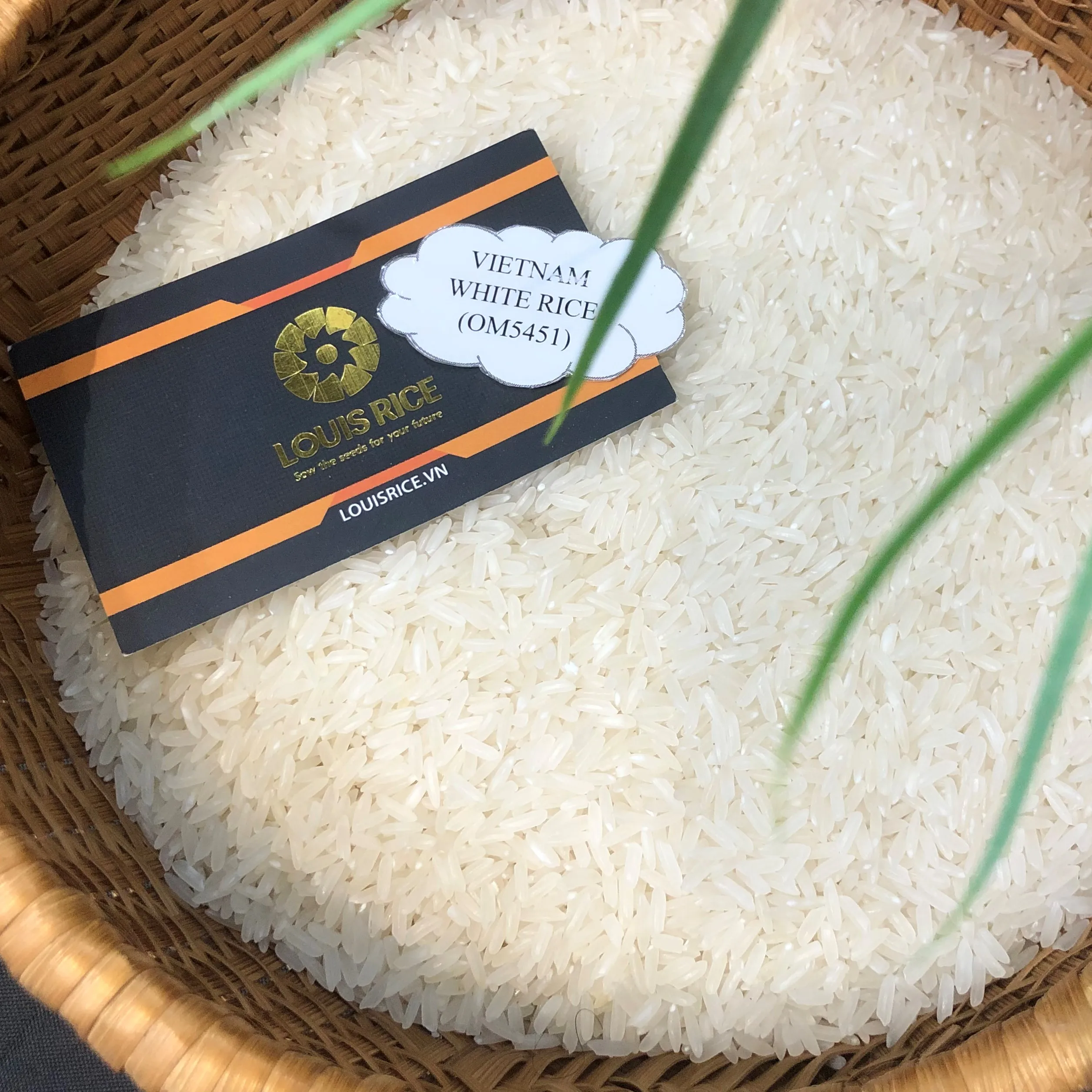 Лидер продаж вьетнамский белый рис с длинным зерном 5% сломанный Louis rice (OM5451)