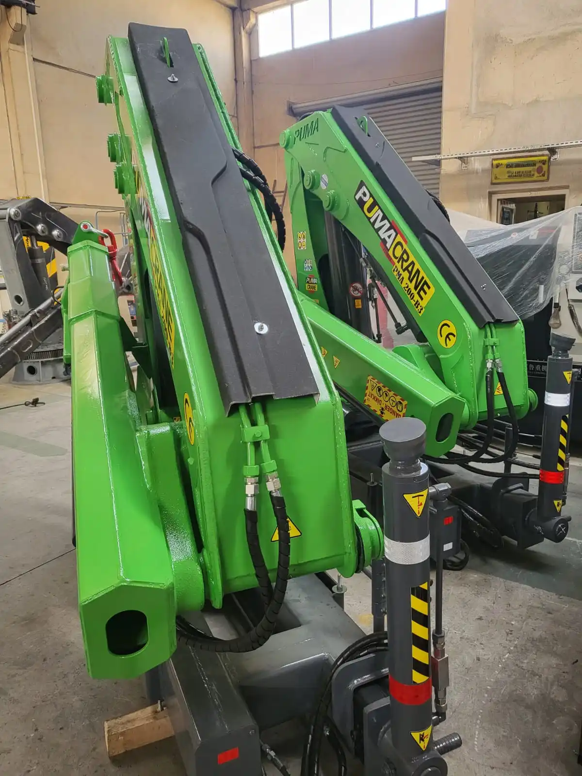 PUMACRANE Truck mounted crane