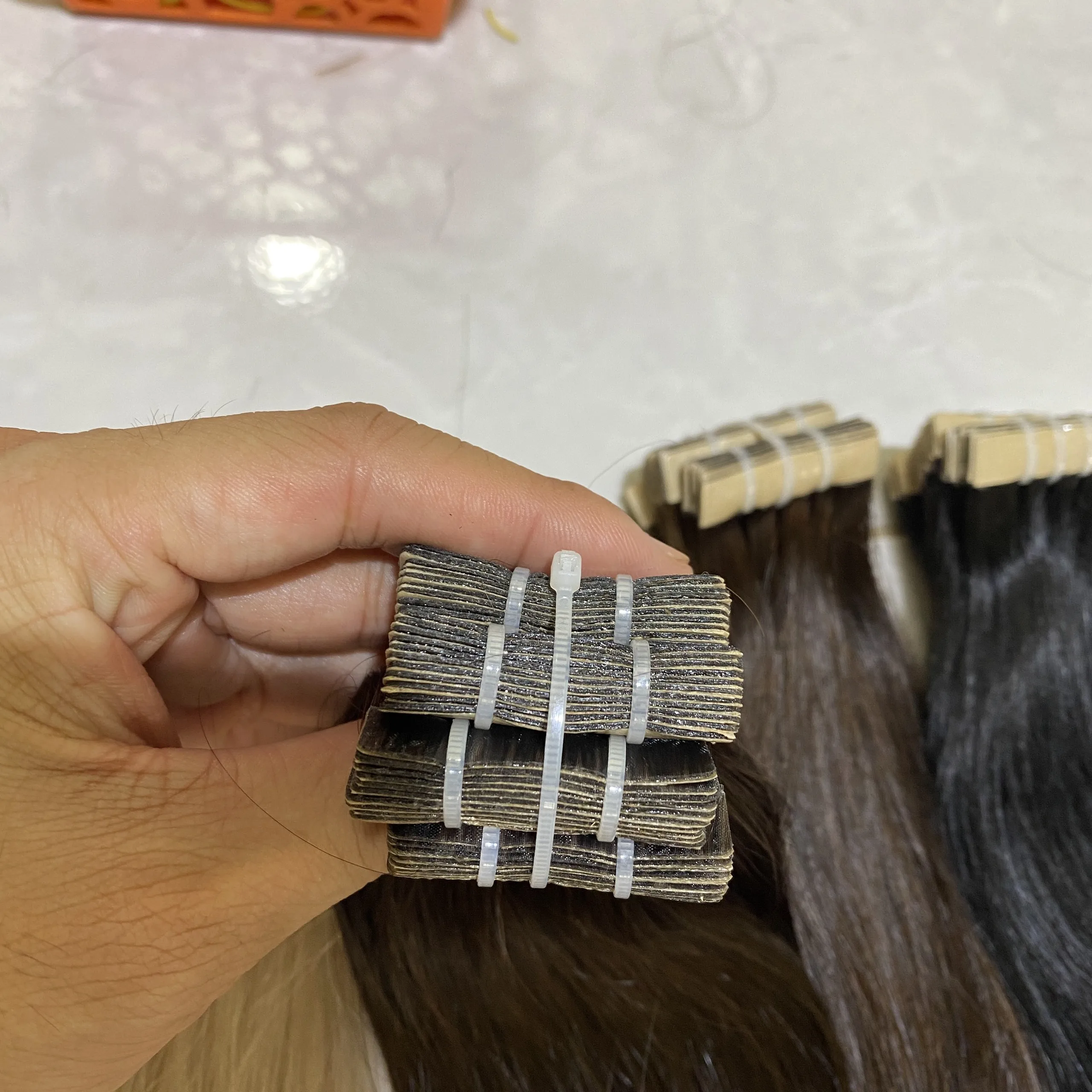 Оптовая цена вьетнамские двухсторонние накладные человеческие волосы с лентой 100% натуральные девственные неповрежденные супер двойные