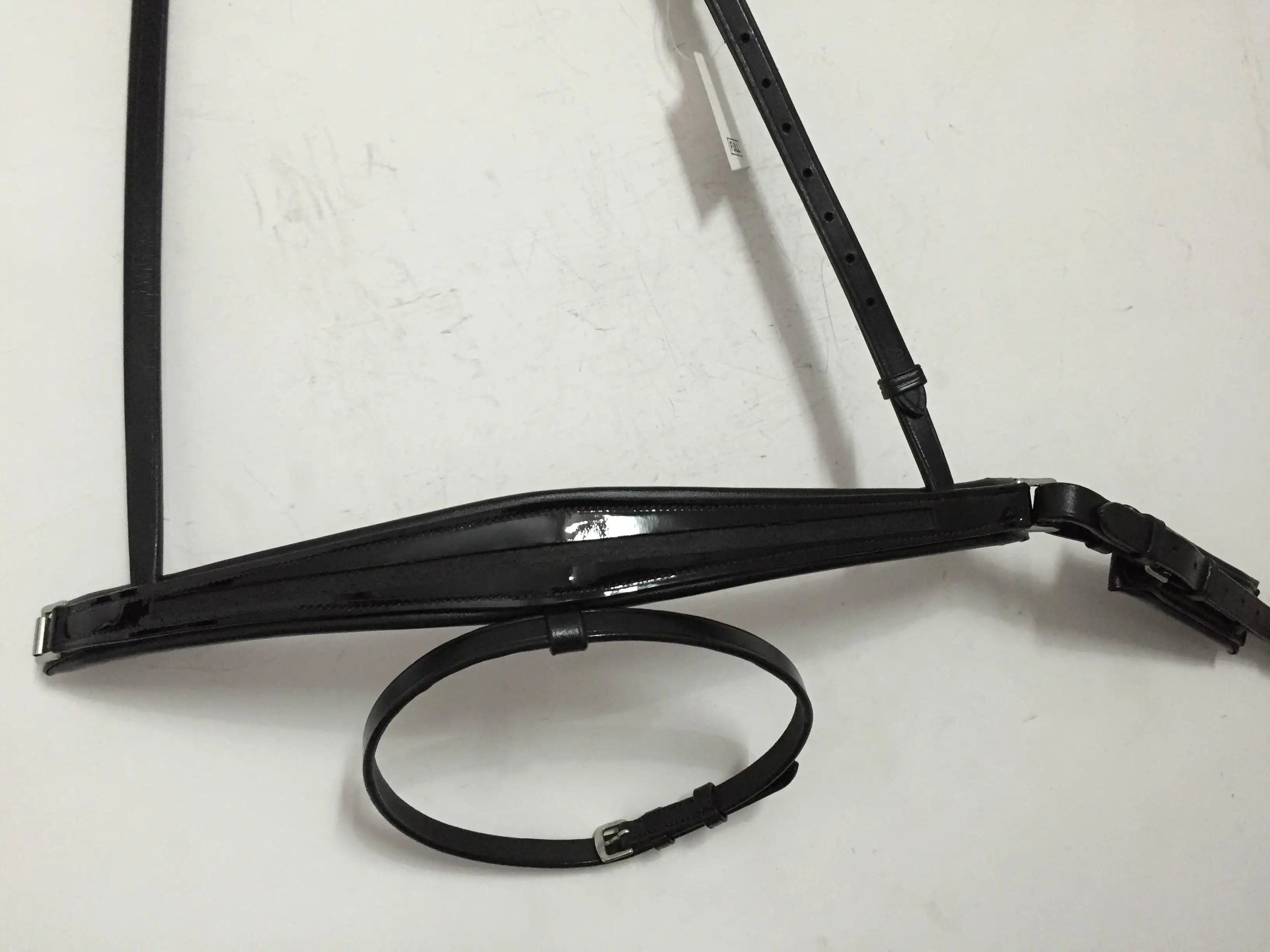 LUXURY FASHIONABLE HORSE EMPTY CHANNEL CONIC NOSE BAND WITH PATIENT LEATHER ON AND SWEDISH CLOSURE