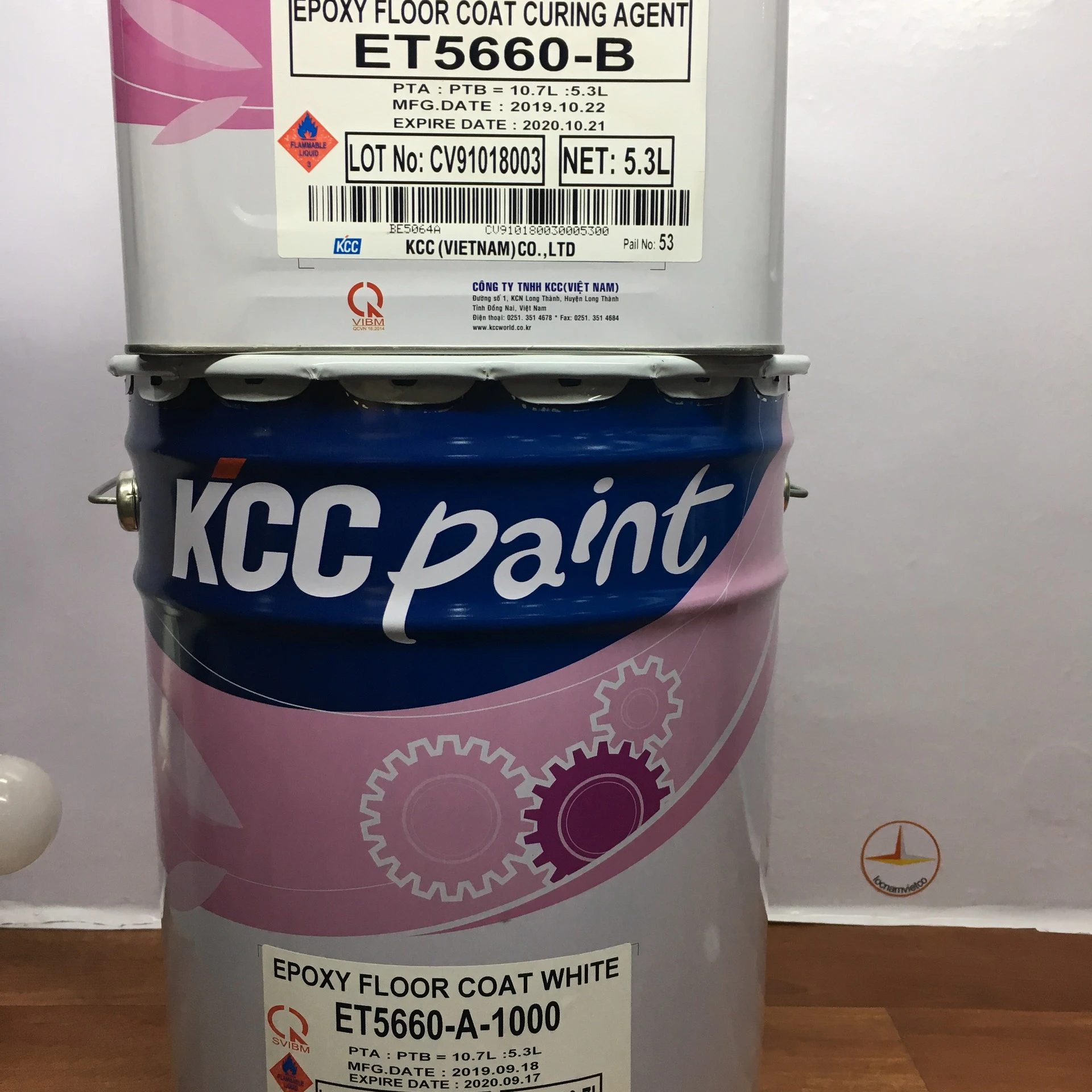 
White Epoxy Paint Floor Topcoat ET5660 -100 finishing coat for use on concrete or cement mortal paint with high gloss 