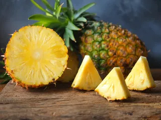 High Nutrition Vitamin A B C E K Honey Sweet Sour Taste Available Fresh Pineapples With Yellow or Green Color