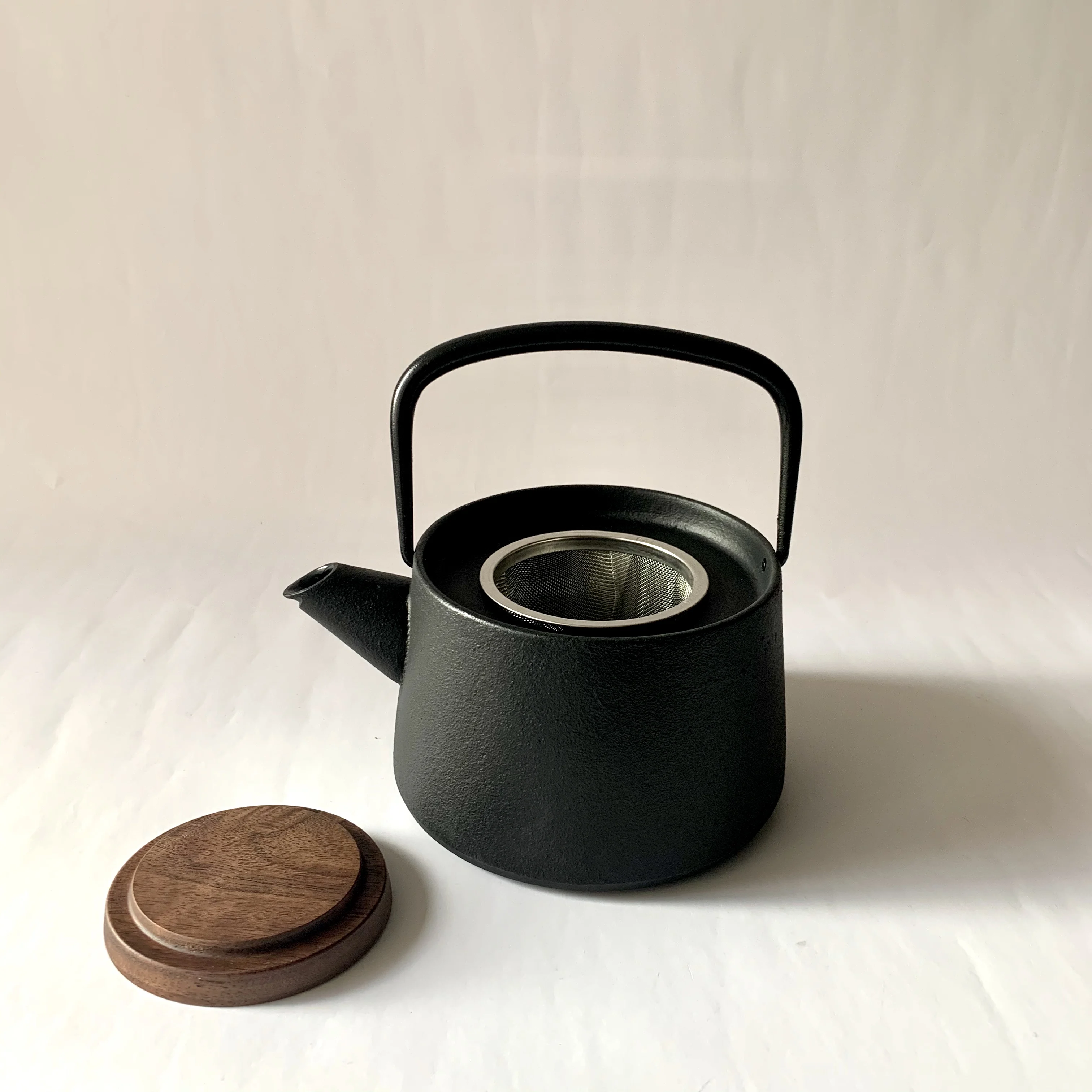 tetu Cast Iron Teapot designed by Makoto Koizumi drip free spout Nanbu Tekki made in Japan