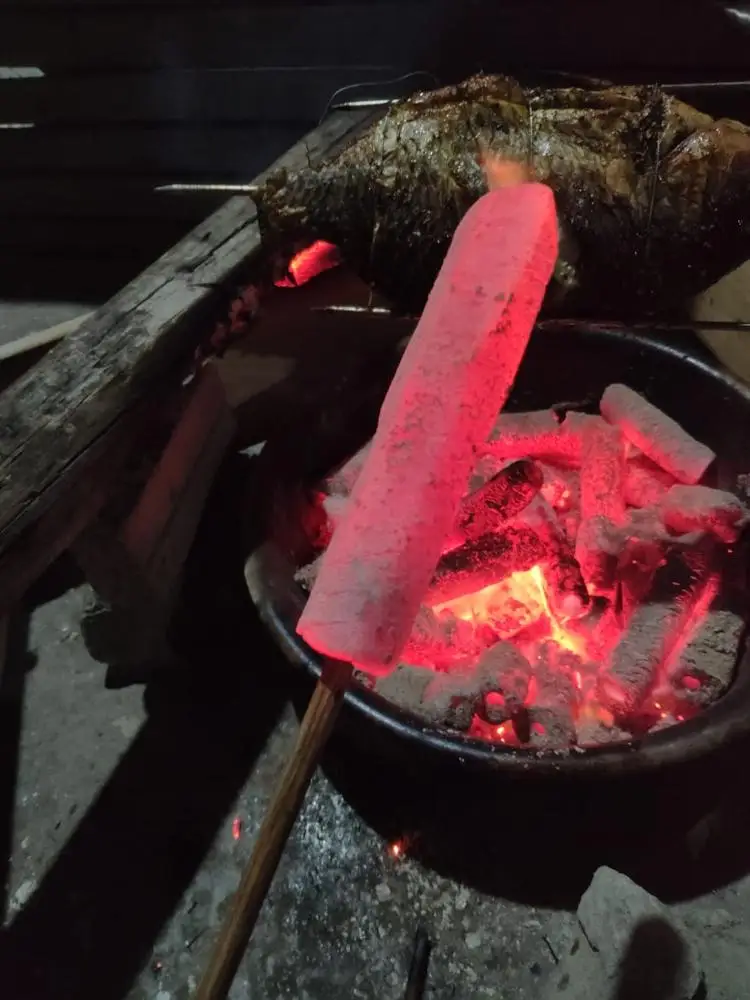 Вьетнамские древесные опилки брикетный уголь из натуральной твердой древесины