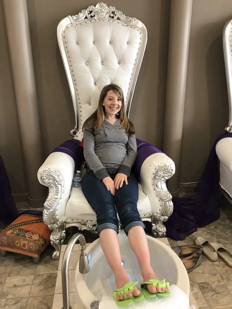 Great Foshan Factory Wholesale Cheap Fancy Design White Solid Wood Leather Pedicure Manicure Table Spa Chair and Bowl Set