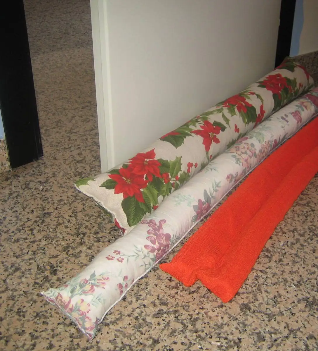 
WHOLESALE DRAFT STOPPER IN 100% COTTON AND POLIESTER PADDING SEVERAL DESIGNS CM.100 ROUND ITALIAN MADE 