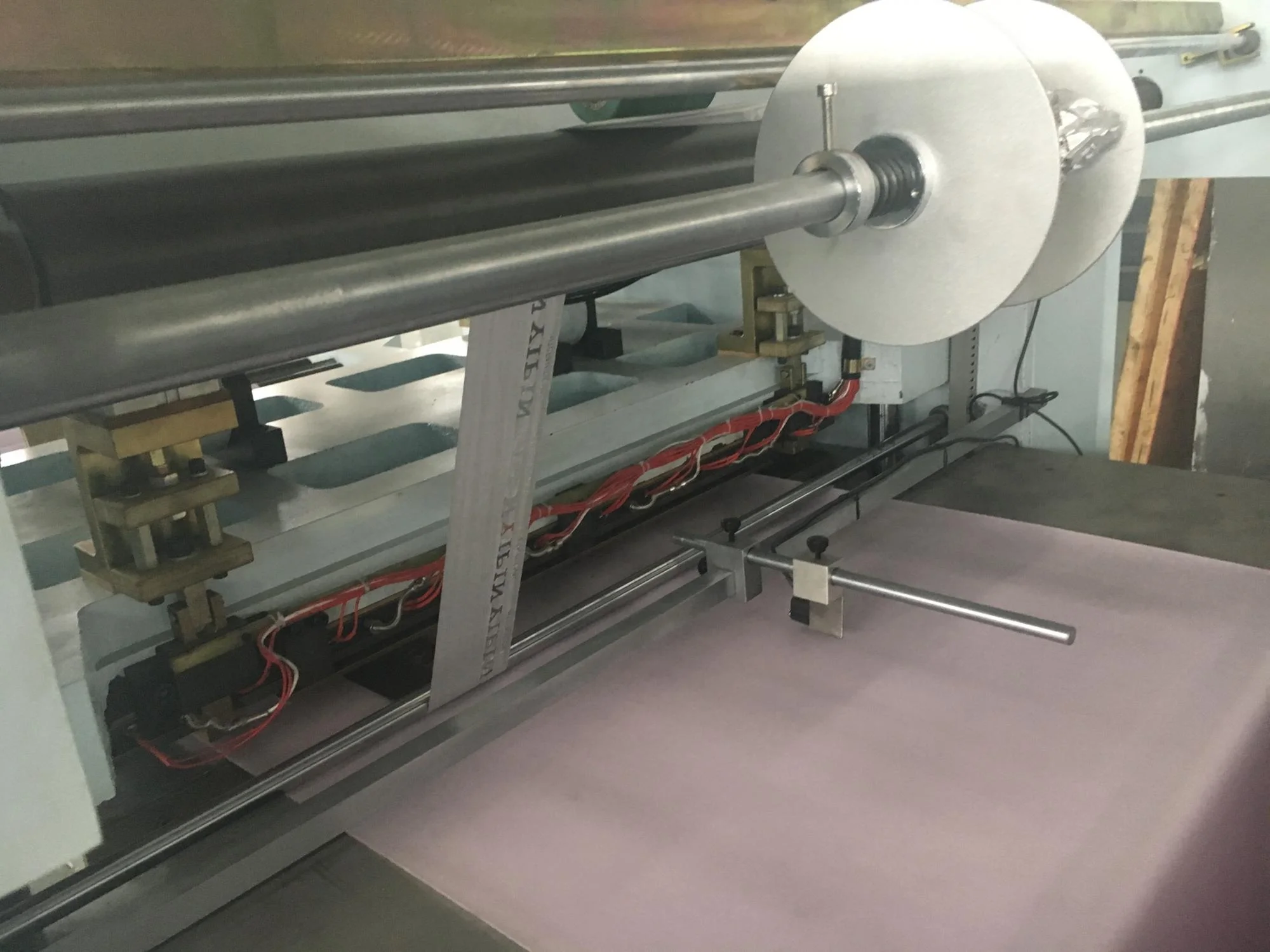 New Generation Automatic Non-Woven Fabrics Calendar Hang Bag Web-Fed Hot Foil Stamping Machine TYM1300