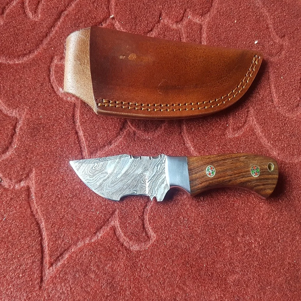 Охотничий нож из дамасской стали с произвольным узором и деревянной ручкой, стальной разделитель и двойная мозаичная шпилька