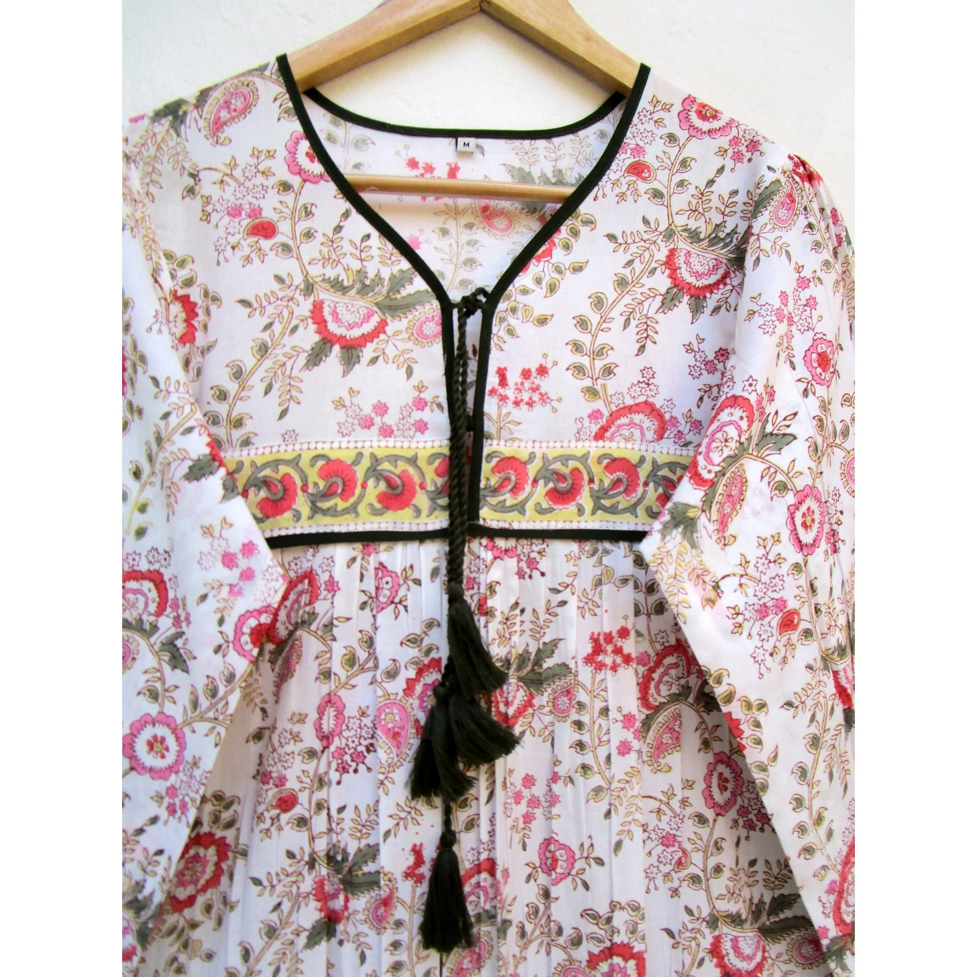  Женское длинное платье макси с v-образным вырезом и кисточками