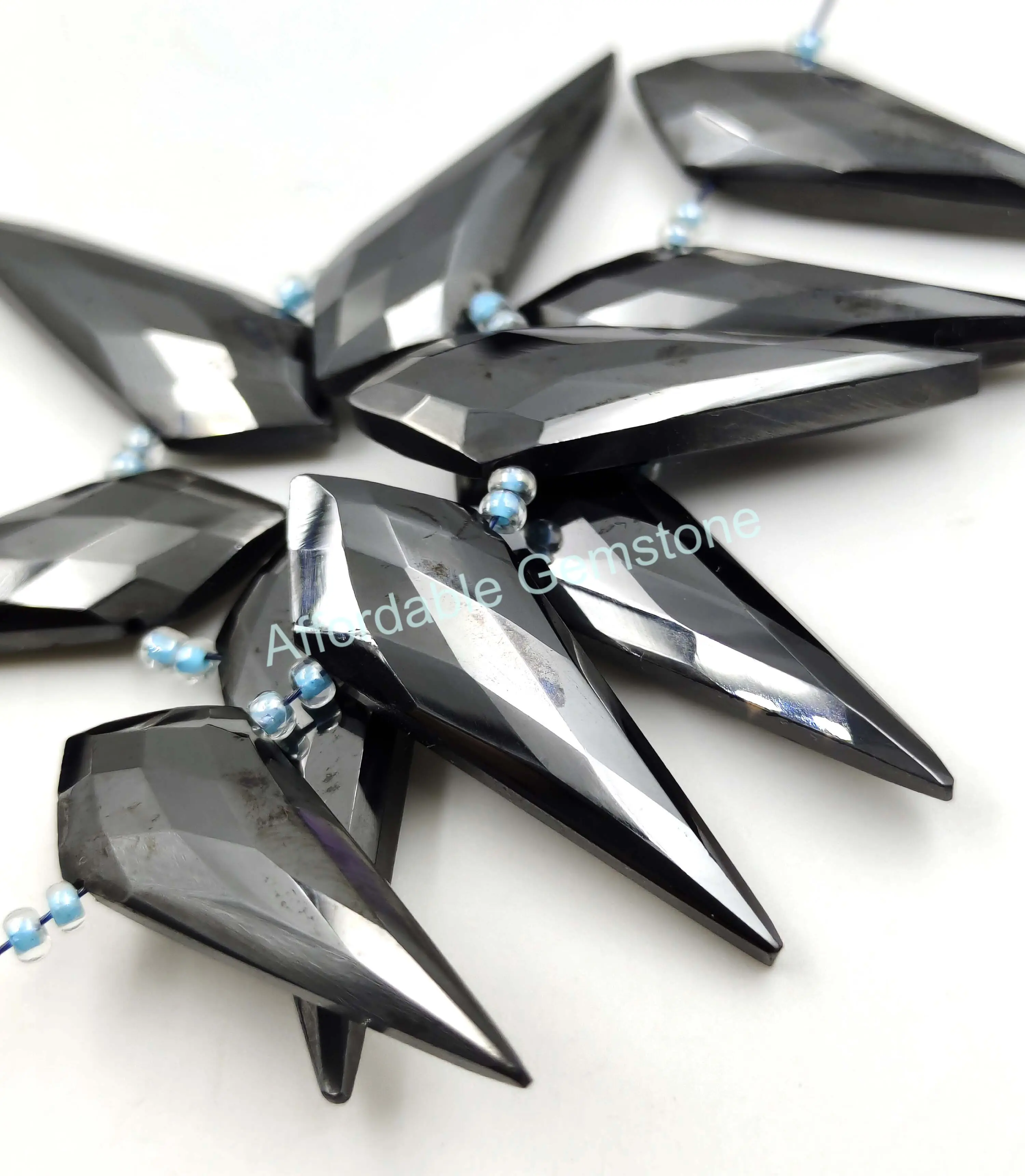 Гематитовый кварц сверху камни в форме щита синтетические хорошего качества драгоценный камень для обмотки проволоки драгоценные граненые полированные
