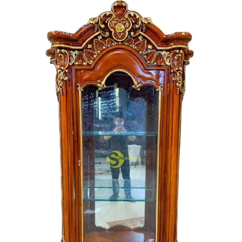 Классический винный шкаф из красного дуба, инкрустированный золотом