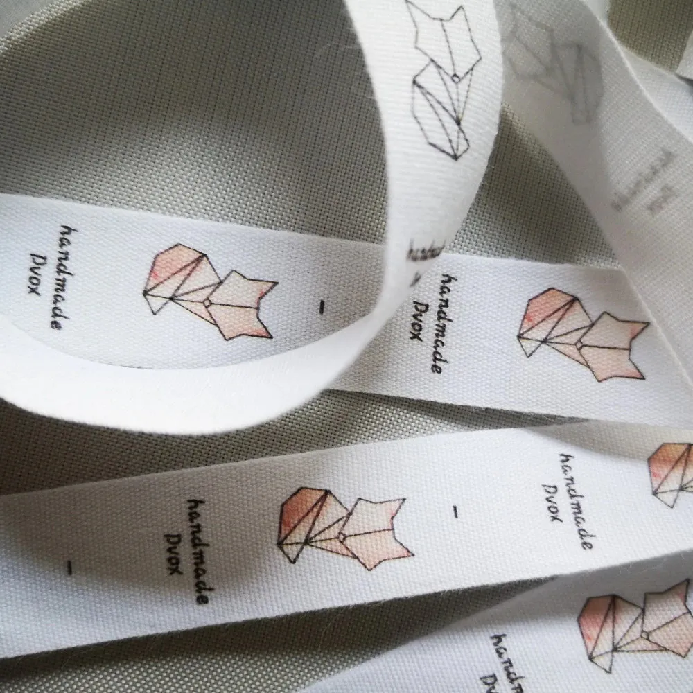 Вьетнамская фабрика высокое качество пользовательская Оптовая бирка с именем брендовый логотип моющиеся этикетки размера тканые бирки для одежды