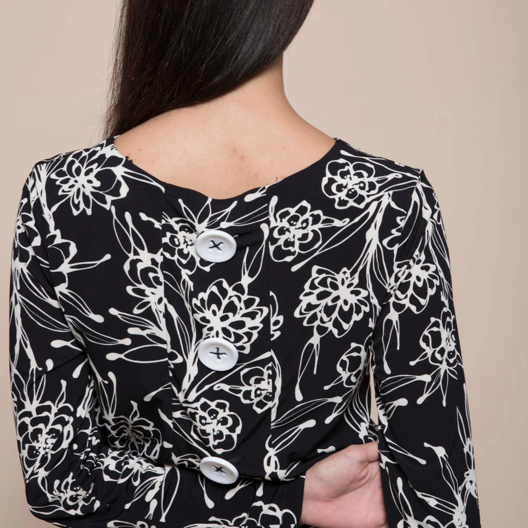 High quality made in Italy fancy longuette sheath dress with boat neckline and buttons on the back, for the day