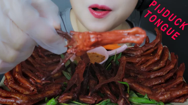 
wanghong eat ducktongue fresh duck tongue mala yashe 