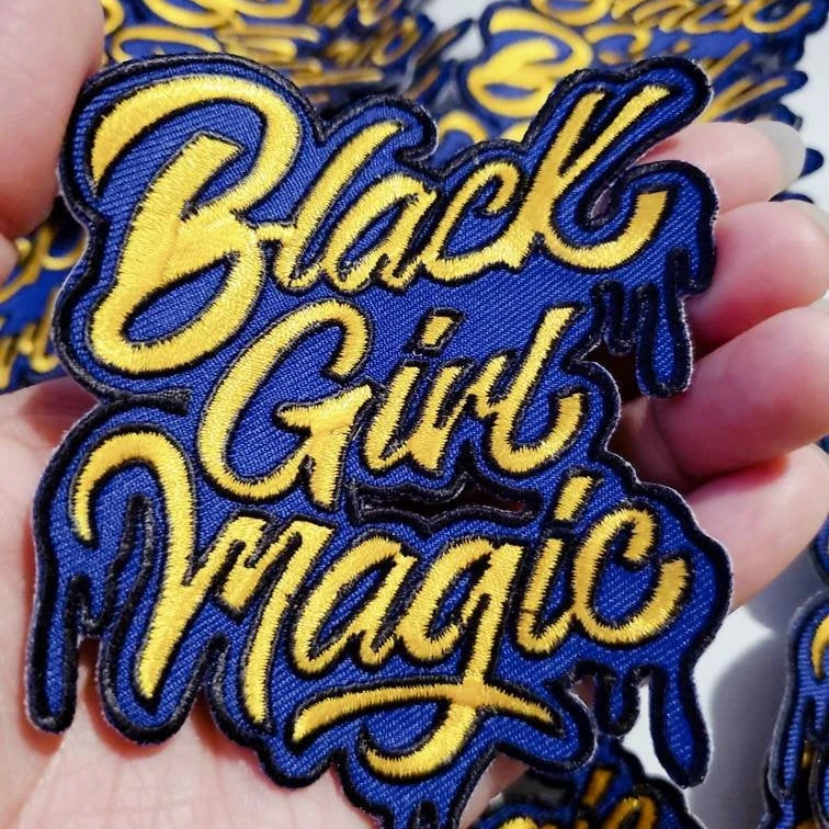 
Blue & GoldDrippin черная девушка волшебный новый дизайн утюжок вышитый патч Размер 4 Sorority девушка 