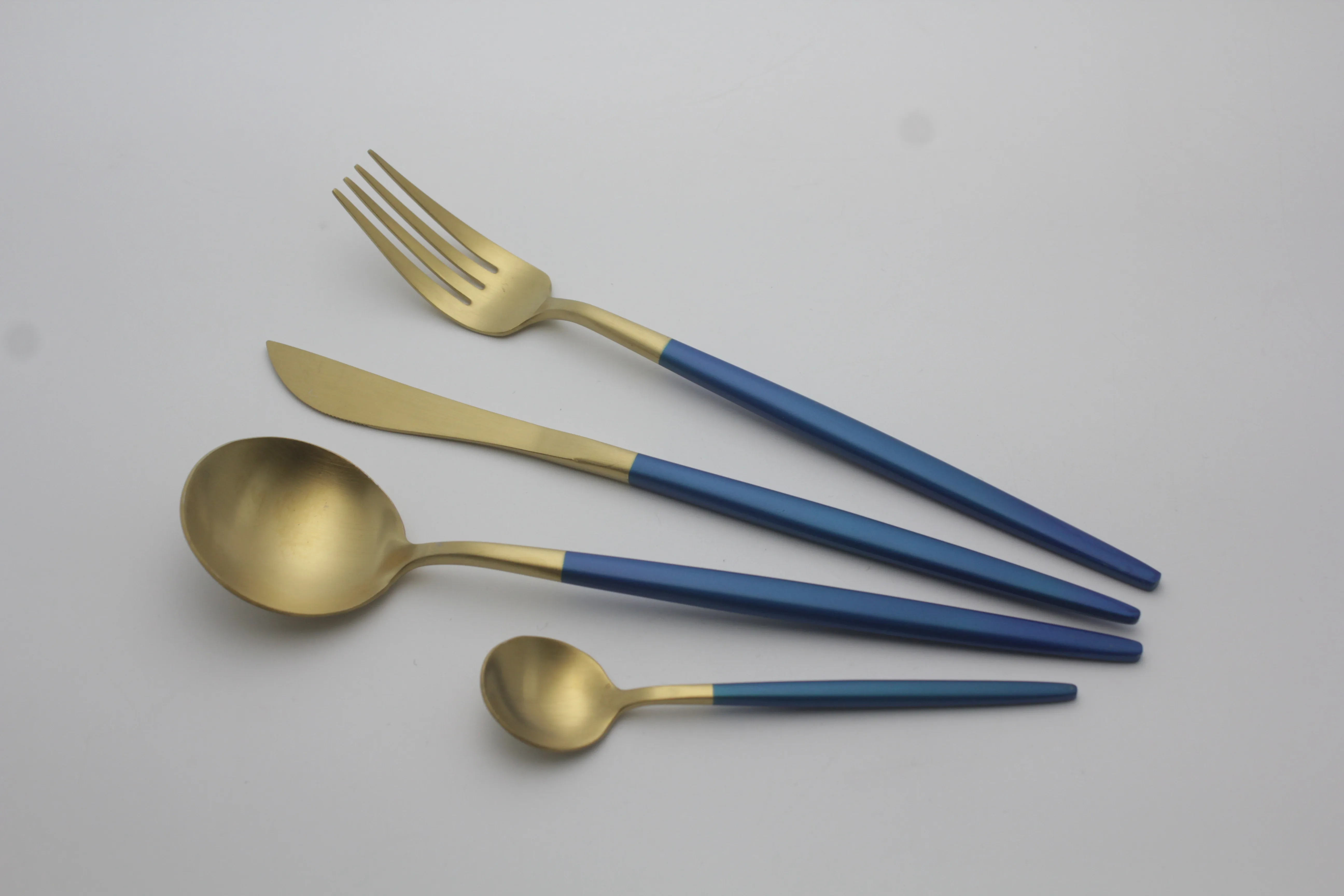 Уникальный золотистый набор столовых приборов столовые приборы из нержавеющей стали с синей ручкой для ужина