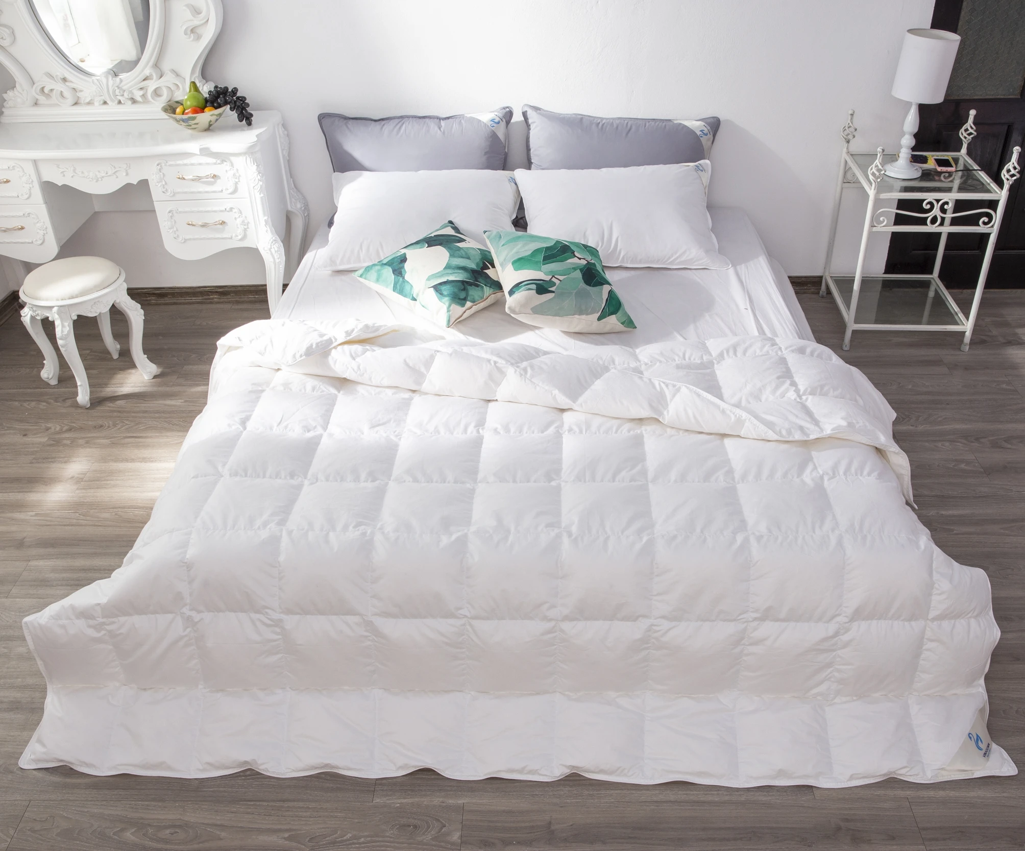 VIETNAM  DOWN QUILT - GOOSE DOWN SORT, LIGHT AND WARN  MULTI- COLORED  COMFORTER