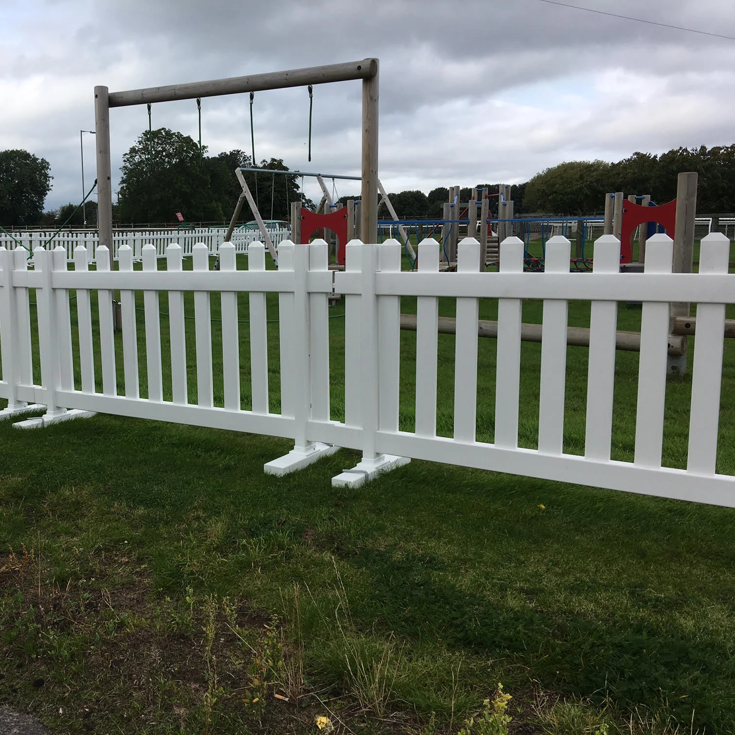 Garden Outdoor Promotional Easy To Assemble wholesale Cheap White Mobile Temporary Plastic PVC Vinyl Fence