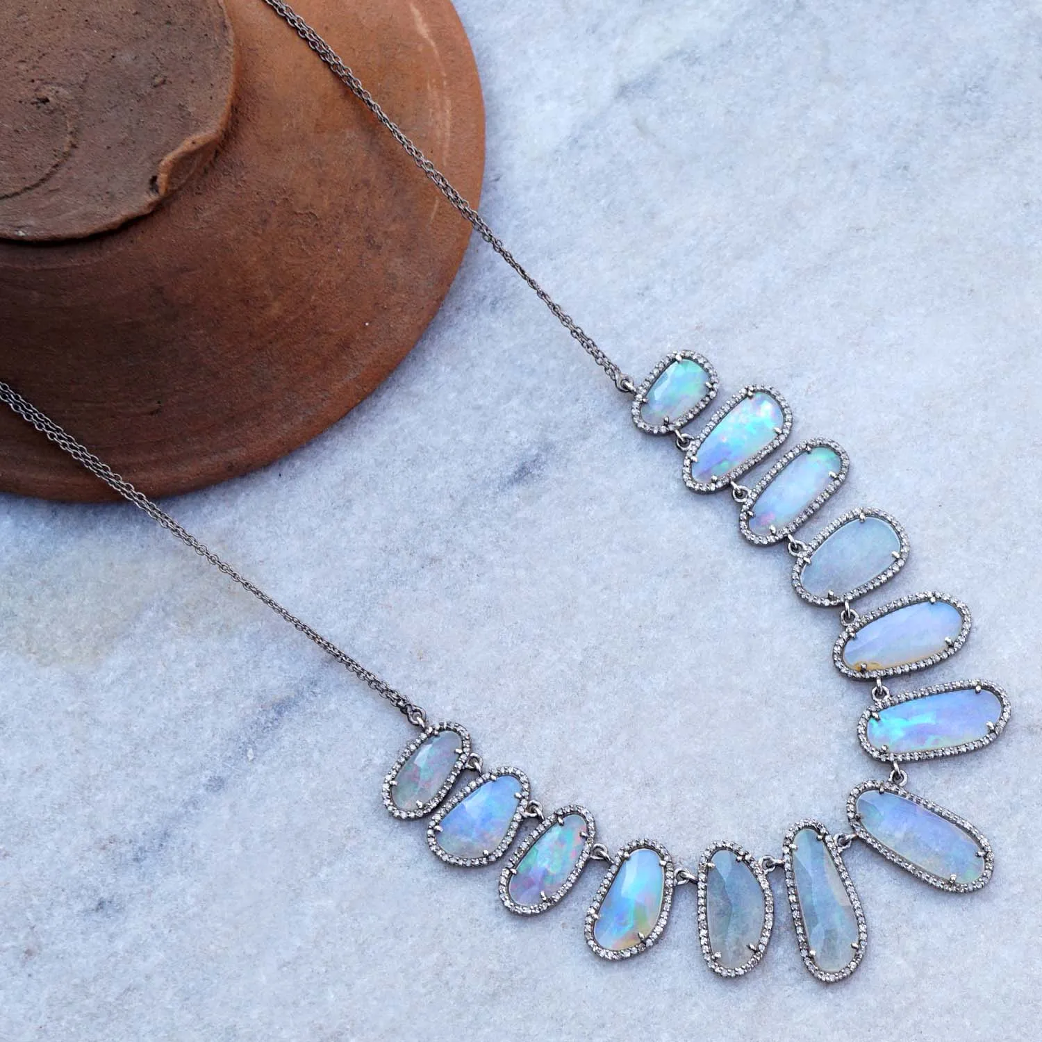 Ожерелье-цепочка из серебра 925 пробы с натуральным опалом