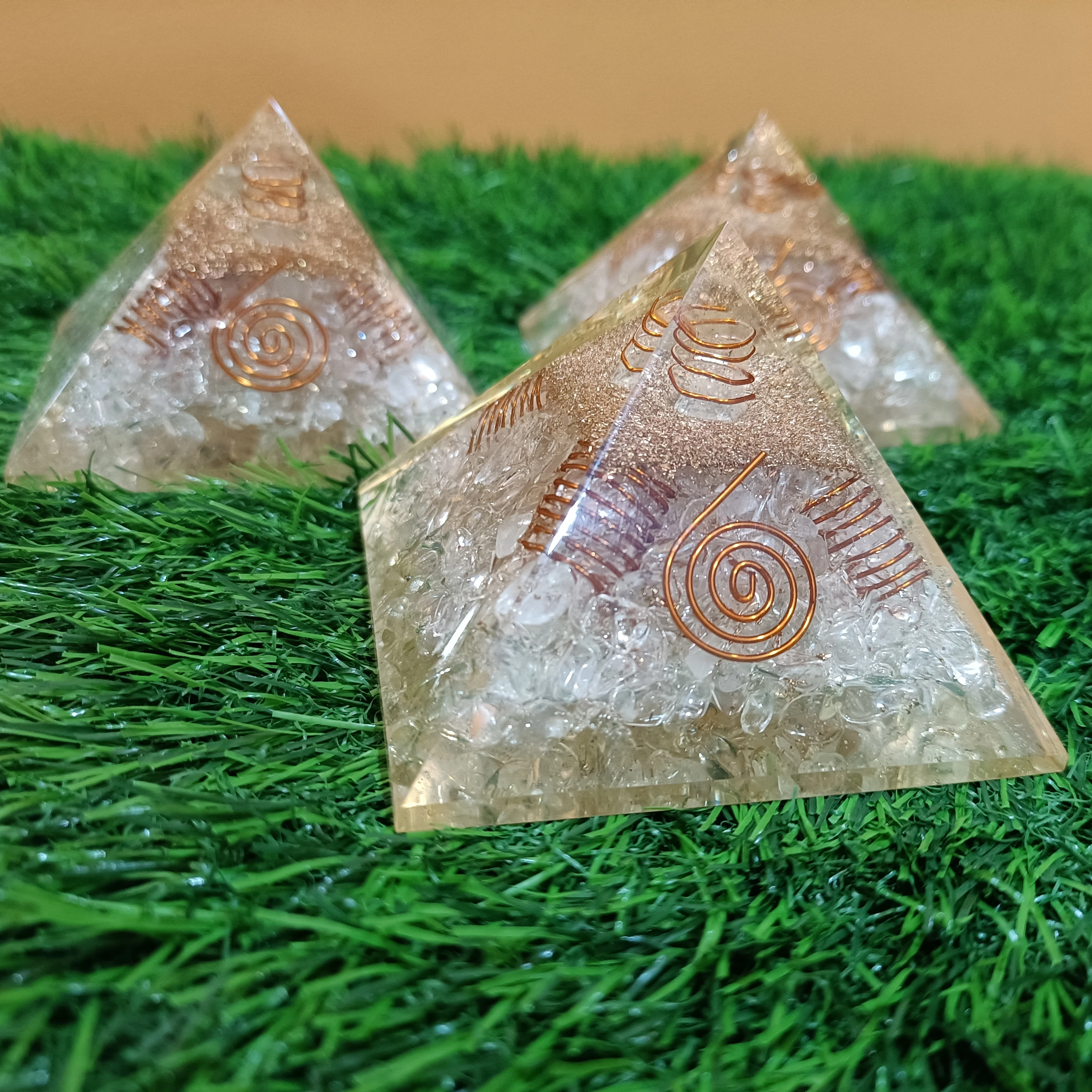 ORGONE PYRAMID WITH CLEAR QUARTZ CRYSTAL ORGONE ROUND COPPER SYMBOL WITH ORGONE CHIPS