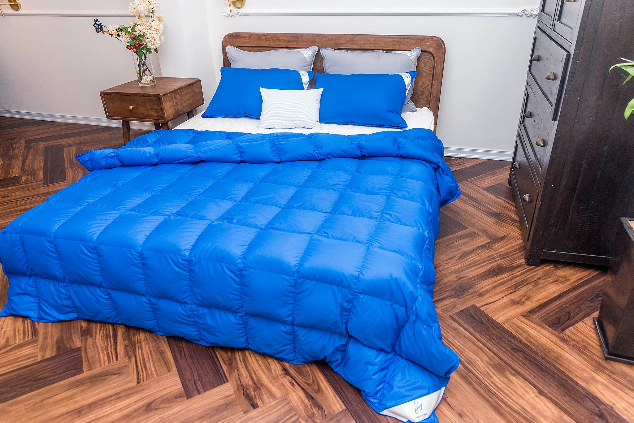 VIETNAM  DOWN QUILT - GOOSE DOWN SORT, LIGHT AND WARN  MULTI- COLORED  COMFORTER