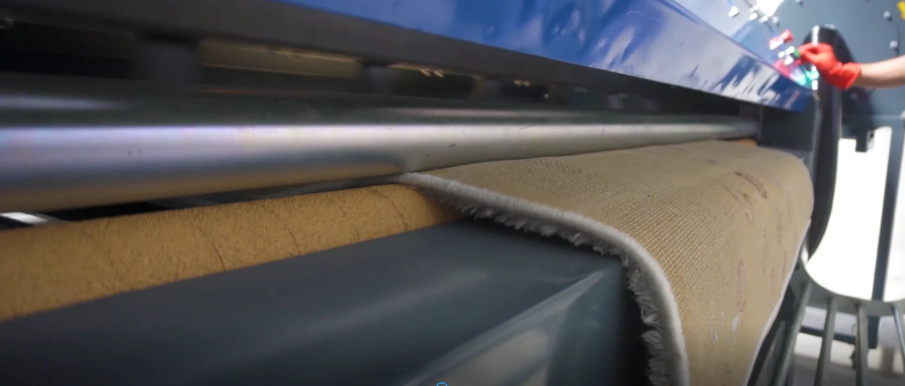 Automatic carpet rug dust remover cleaning machine