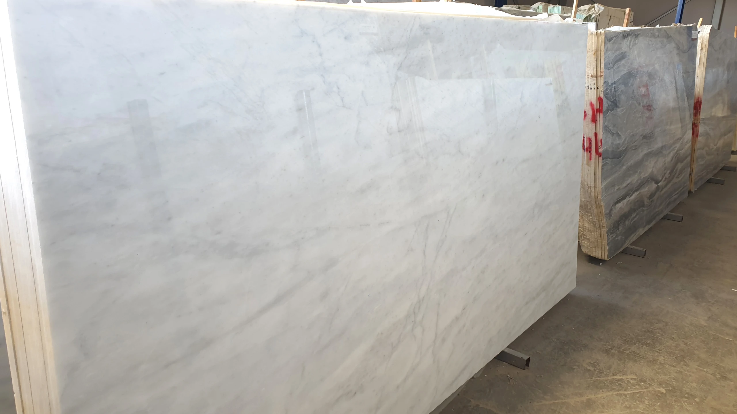2024 мраморные белые плиты Bianco Carrara толщиной 2 см полированный полный корпус Роскошный натуральный камень из индейки натуральные камни
