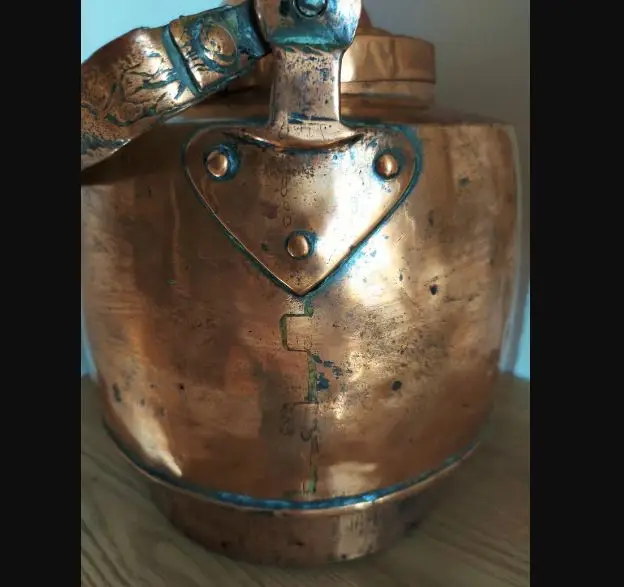 Медный чайник из металла с полированной отделкой и ручкой идеально подходит для кухни