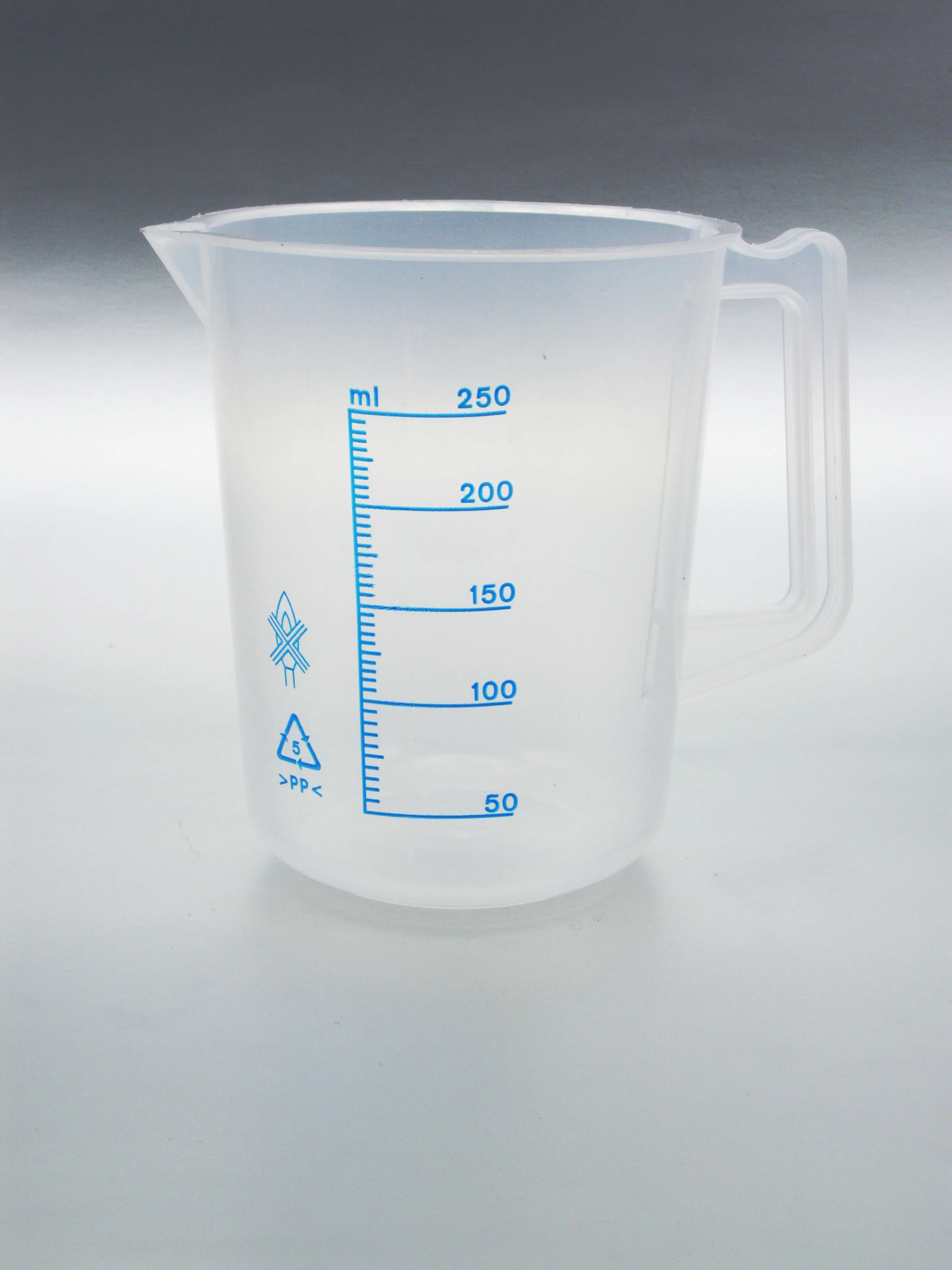 Beakers, plastic PP, graduated, with handle and sprout