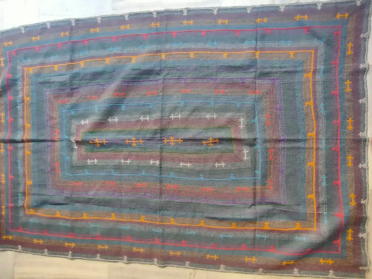 Племенные одеяла и в большом ассортименте этнического дизайна подходящие для дизайнеров интерьера домашнего декора