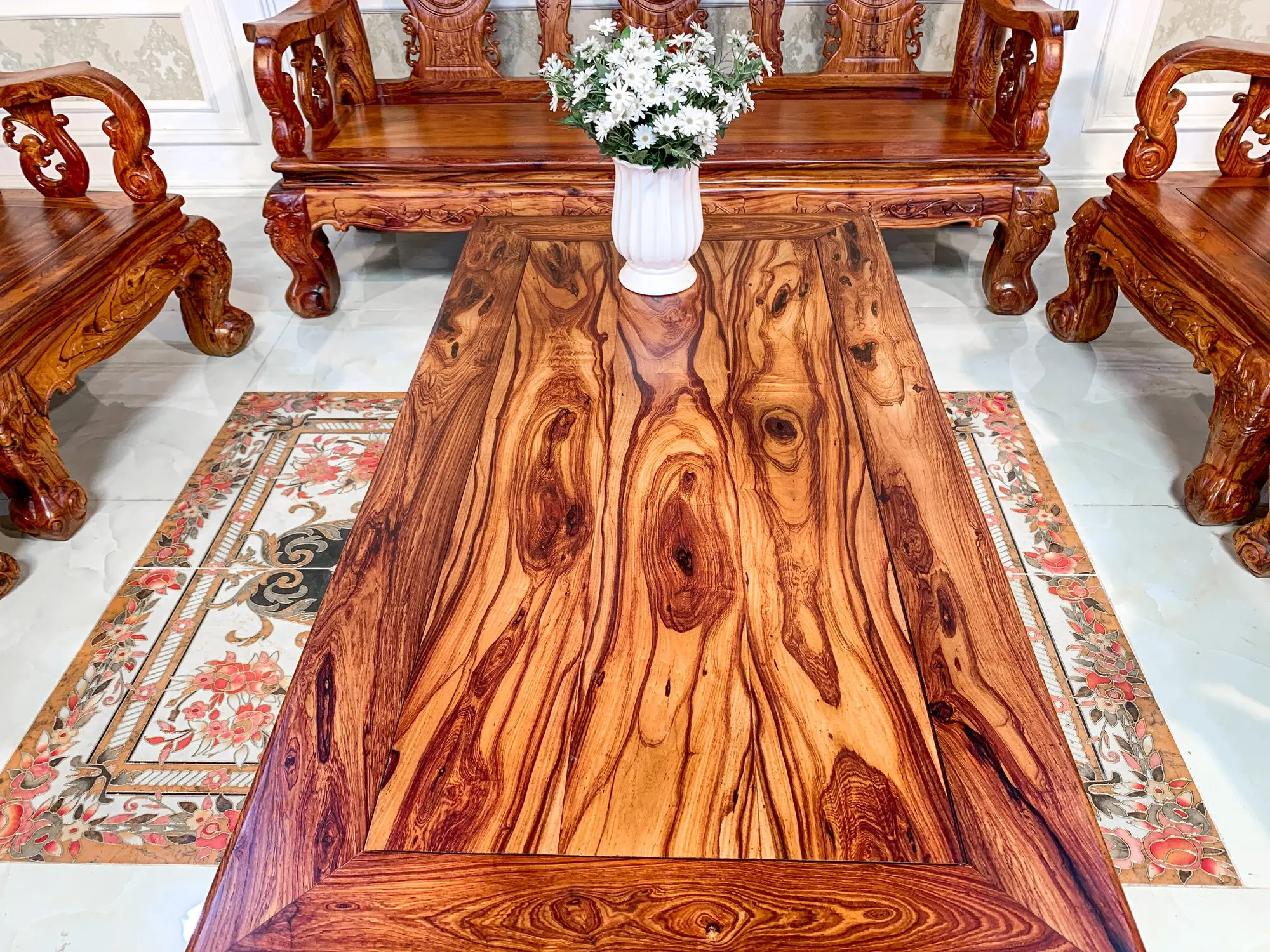 Table and chairs carved with rosewood peach