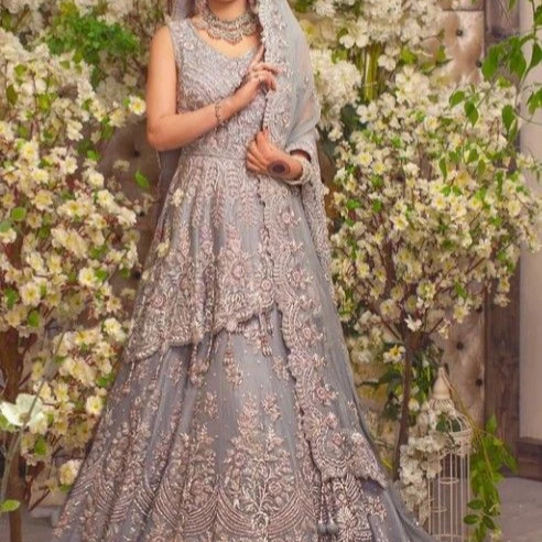 ELEGANT LONG TRAIL INDIAN/PAKISTANI  BEAUTIFUL TOP LEHENGA  DRESS  Embellished DABKA, ZARI work for Wedding @ 2022