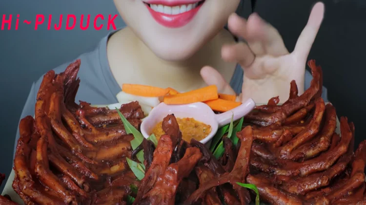 
wanghong eat ducktongue fresh duck tongue mala yashe 