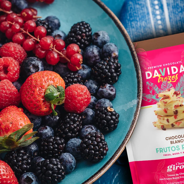 DAVIDA Wholesale Premium Creamy Sweet White Chocolate Chunks Barks with Red Berries Cocoa Snacks Sale by Bulk