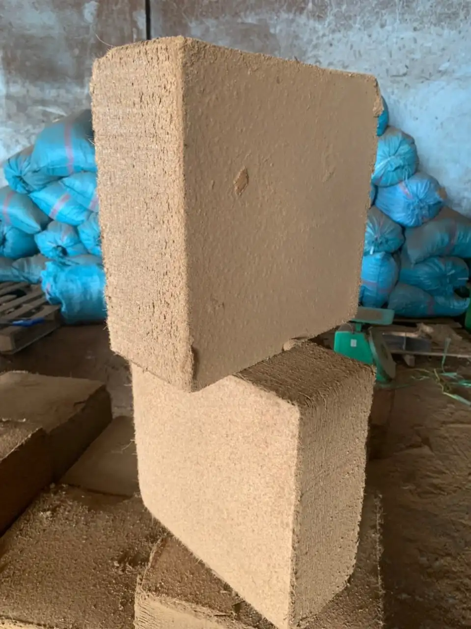 Best Seller 5kg Coco Peat Block for planting Eco friendly Coconut peat brick from Vietnam