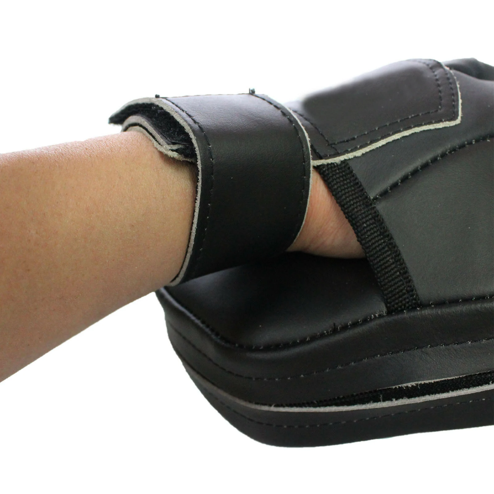 Wholesale Custom made leather durable curved kick Focus Pads ,Hook & Jab Mitts Punching Kick Boxing Muay Thai Martial Arts