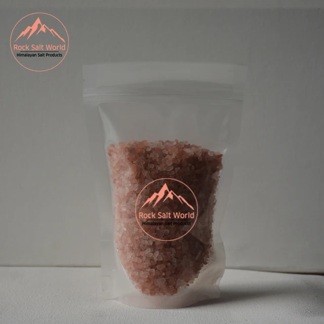 Светлая съедобная темно-розовая жареная соль размер 2-5 мм в чистой натуральной гранулированной кристаллической форме кошерная упакованная на молнии