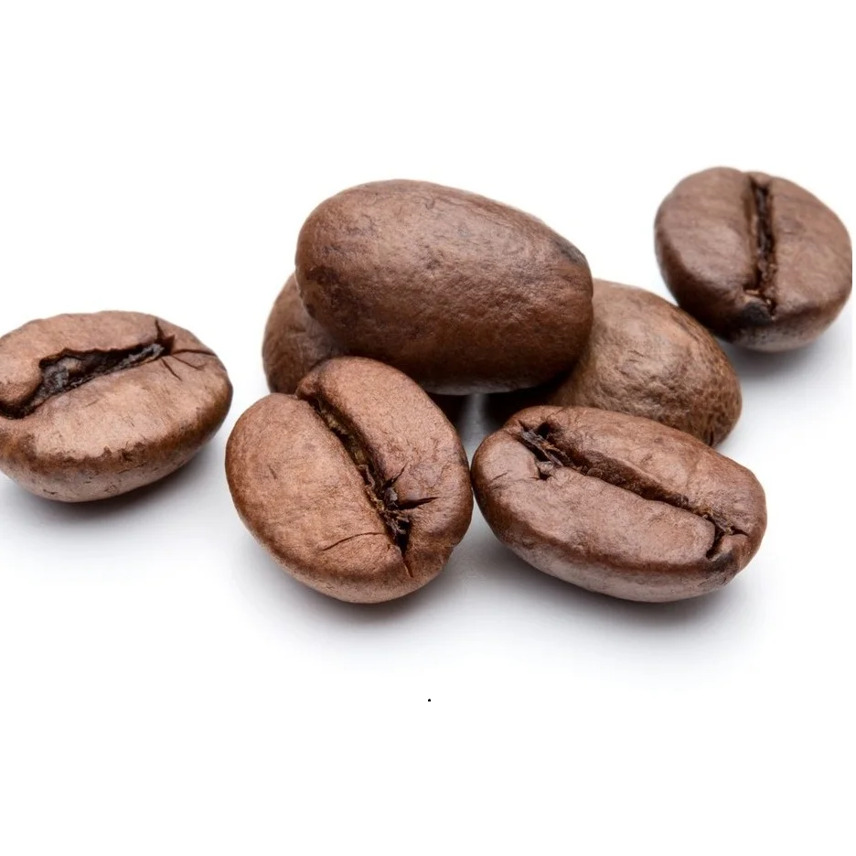 Необработанные свежевосхитительные кофейные зерна жареные и зеленые