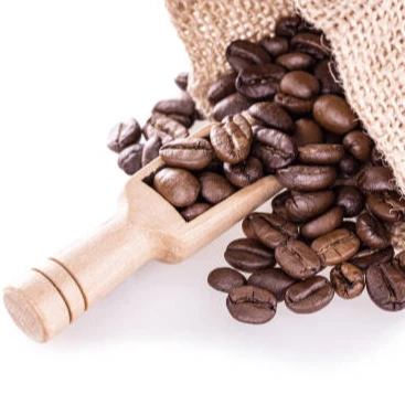 Необработанные кофейные зерна проверяются для лучшего качества кофейных зерен с наиболее подходящей ценой, чтобы обеспечить авторитет