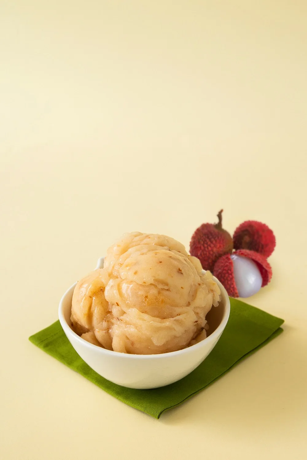 Cheap Price Refreshing Fragrant Fruity Sweet 3.5oz Cup Lychee Sorbet Ice Cream with No Artificial Colouring Made in Singapore