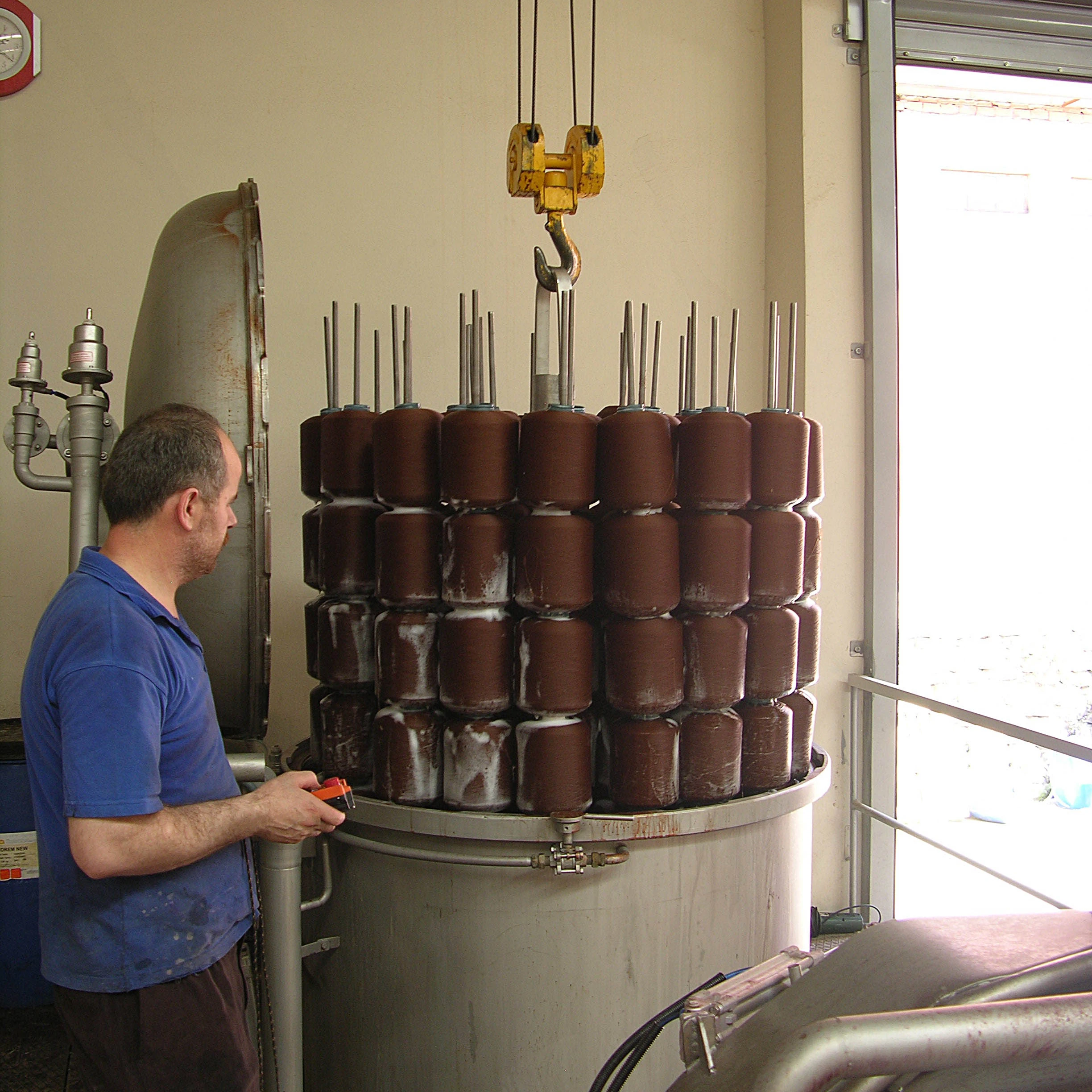 Промышленная ПОЛИЭФИРНАЯ ТЕКСТУРИРОВАННАЯ швейная нить муфта хлопок акриловое волокно HT HP катушка пряжа конусная окрашивающая машина 250 кг