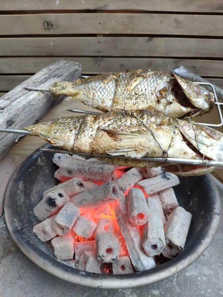 Вьетнамские древесные опилки брикетный уголь из натуральной твердой древесины