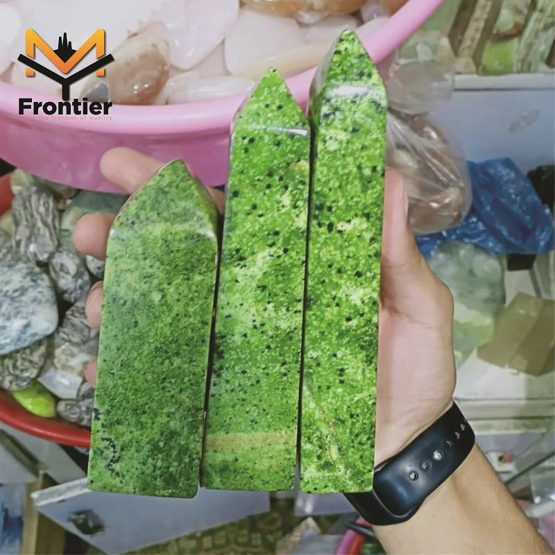 
 Натуральные змеиные башни ручной работы, полированные змеиные кристаллы OEM из пакистанского хрусталя.  