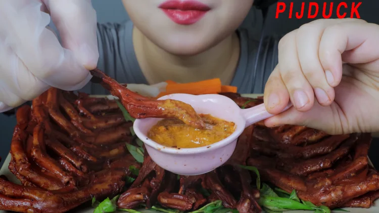 
wanghong eat ducktongue fresh duck tongue mala yashe 