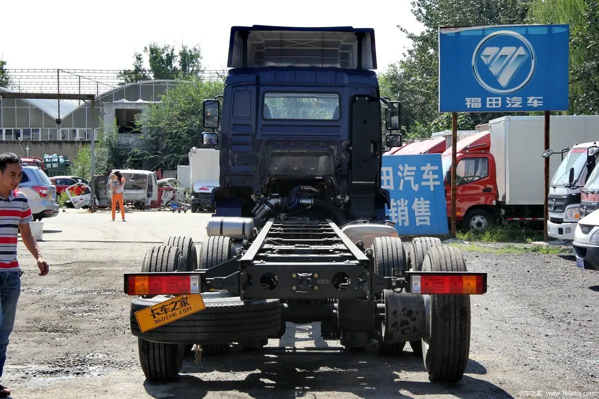 Shacman used cargo trucks 270HP 6X2 cargo box for sale with good price