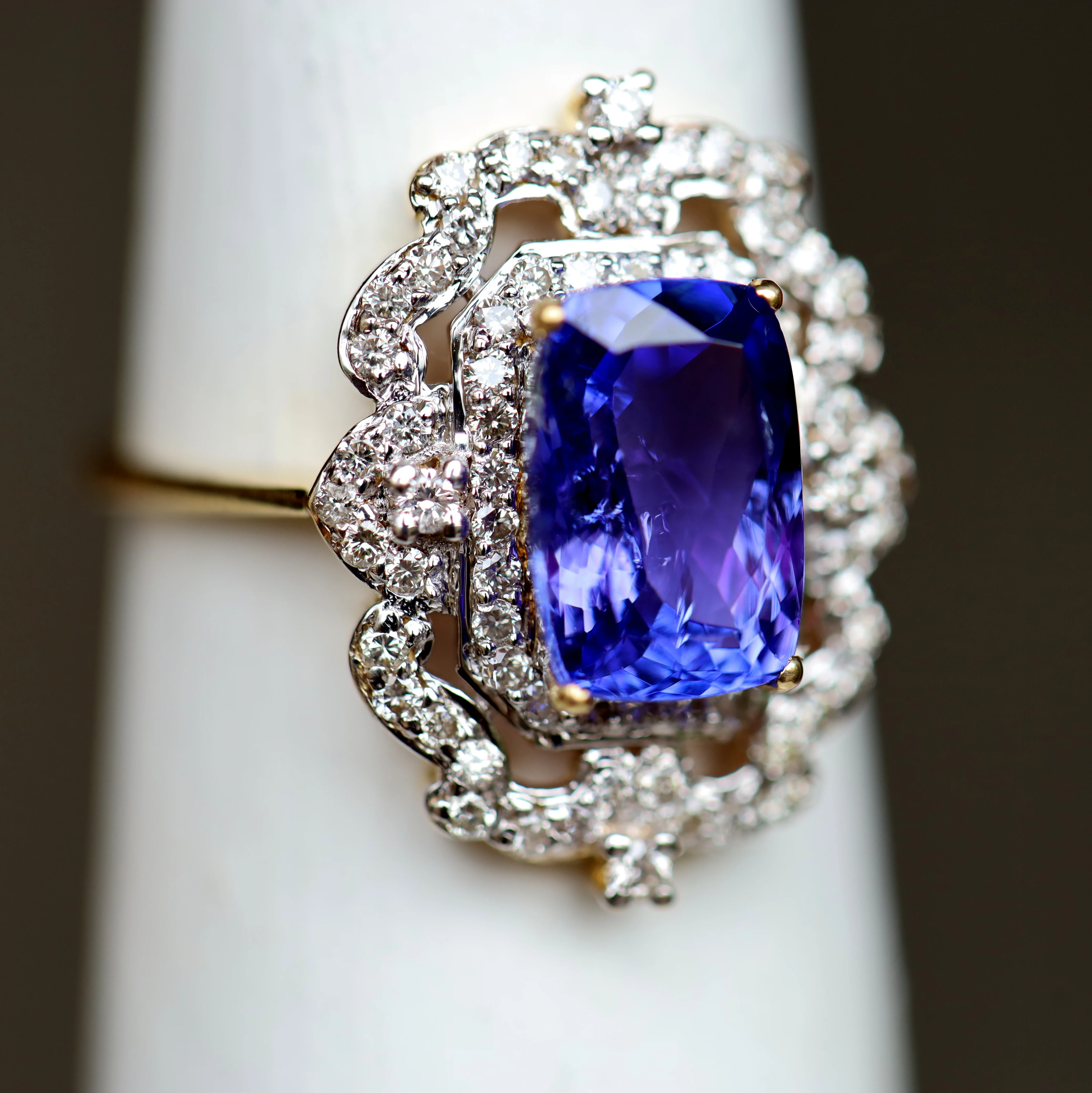 New Year High Quality Natural Blue Sapphire Gemstone 14k Solid Gold Diamond Large Blue Gemstone Vintage Women Fine jewelry